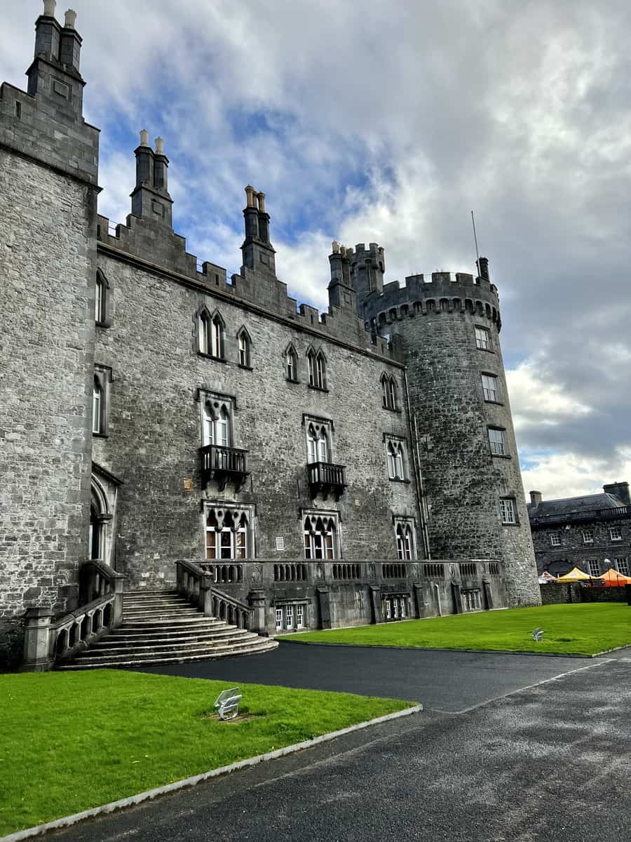 Kilkenny Castle, a majestic medieval fortress showcases its stunning architecture and rich history in Kilkenny, Ireland.
